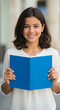 © Carina - Mulher jovem estudante universidade sorridente com livro aberto azul