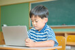 © TY - ノートパソコンでオンライン学習をする小学生の男の子