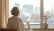 © uumm - 都市を眺めながら静かに過ごす人物と湯気の立ちのぼるカフェの窓辺