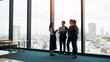 © metamorworks - ビジネス、オフィス、チームワーク、グループ、展望、都市、企業、スタートアップ、ビジネスパーソン、経営、人材、仲間、同僚、社会、組織、シルエット、挑戦、チャレンジ、キャリア、サクセス、成功、目標、会話、会議、立ち話、ミーティング、スタンドアップ、将来、経営者、指導、管理職、仕事、職場、コピースペース、ビジネスマン、チーム、チームビルディング、カジュアル、協力、会社員、打ち合わせ、商談、相談、日本人、