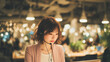 © bephoto - コワーキングスペースで笑顔で対応するヘルプデスクの女性