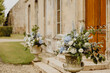 © lorabarra - Bouquet d'hortensias bleus et de roses blanches pour fleurir le mariage