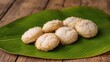 © Giovanni - Coconut cookies displayed on a palm leaf, a fiber-dense choice