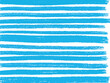© Tejodi - 생동감 넘치는 파란색 붓 터치 줄무늬가 흰색 배경에 추상적인 질감을 더하며 다양한 디자인 프로젝트를 위한 현대적이고 역동적인 배경을 제공합니다.