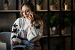 © Zamrznuti tonovi - Woman florist small business owner working, talking on phone