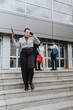 © qunica.com - Business professionals interacting near a corporate building, highlighting collaboration and productivity.