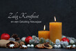 © Racamani - Kerstkaart met nieuwjaarswensen: versiering met kaarsen, kerstballen, takken en koekjes. Prettige kerstdagen en de beste wensen voor het nieuwe jaar.