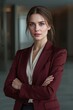 © jesus - Headshot de mujer de negocios con traje formal, imagen de liderazgo femenino y confianza en espacio de oficina