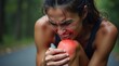 © Leonardo - Una atleta se agarra una rodilla dolorosa con una inflamación roja