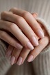 © Michela - Smalto rosa chiaro su mani femminili curate, elenganti e raffinate