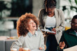 © Zamrznuti tonovi - Diverse colleagues collaborating and sharing happy moments