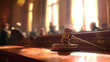 © rafaelnlins - Martelo do juiz sobre a mesa em tribunal com luz natural representa julgamento, autoridade judicial, decisões legais, poder da lei e ritos do sistema jurídico