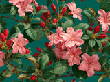 Gęsty, botaniczny wzór przedstawiający jasnoróżowe kwiaty rododendronów i czerwone pąki na tle w kolorze głębokiego turkusu. Silny, elegancki kontrast.