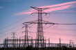 © Menorcaevo - torres, unidad estación de energía eléctrica de alta tensión de planta, fotos con un cielo azul y nubes rojas