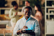 © Zamrznuti tonovi - African american businessman using digital tablet smiling at office