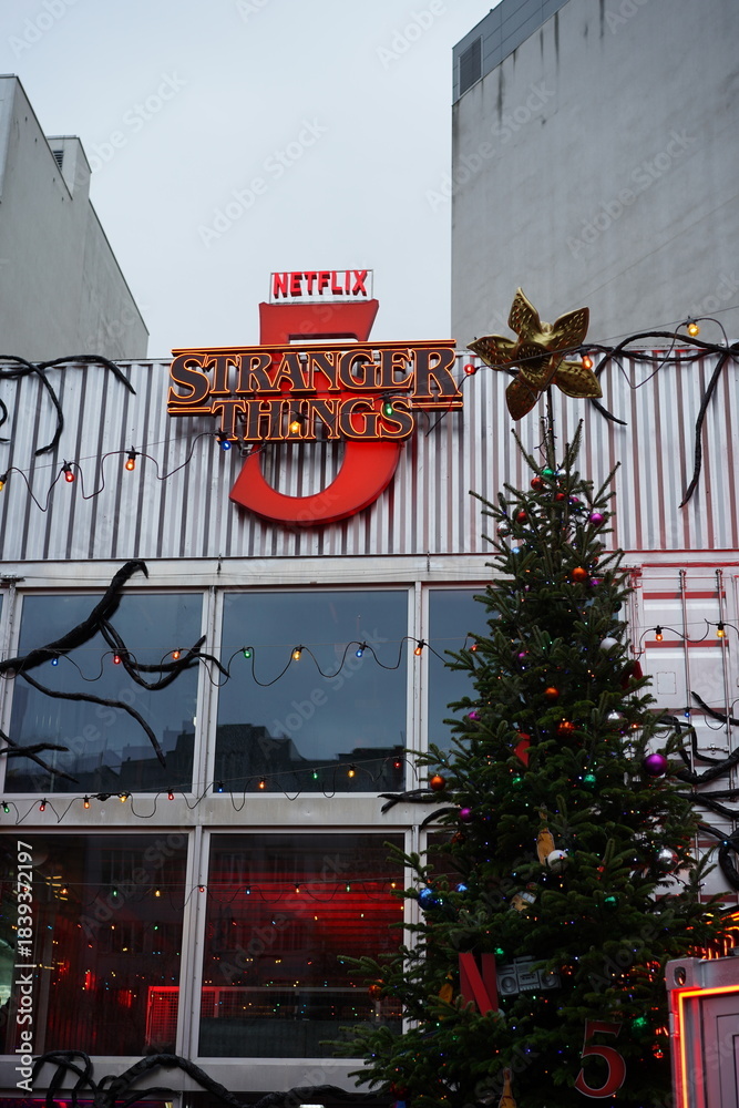 Stock Foto Netflix Stranger Things Hawkins Christmas Market Am stock-foto-netflix-stranger-things-hawkins-christmas-market-am