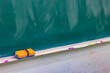 © hakofac - 黒板に並ぶ黒板消しとチョークの学校教室の静かな一場面／Eraser and chalk on classroom blackboard in quiet school scene