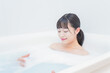 © maroke - お風呂でお湯に浸かる若い女性