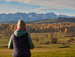 © filozofgrecki - Kobieta / dziewczyna spogląda na panoramę Tatr. Pieniny widok na Tatry.