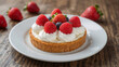 © fantasyart3d - Cheesecake con panna, fragole  e frutti di bosco su piatto bianco e tavolo di legno. Generative AI