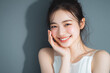 © Designer's Stockroom - 笑顔できらめく綺麗な肌と白い歯を見せる日本人女性美人モデルの接写写真。オーラルケア、スキンケア、コスメ広告用。