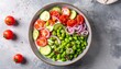 © Silvia Bogdanski - Frischer, cremiger Salat aus Tomaten, Gurken, Edamame-Bohnen und roten Zwiebeln