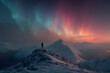 © Daniel - une personne seule dans la neige regarde les aurores boréales au dessus des montagnes enneigées