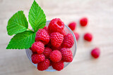 maliny w białym kubku, czerwone maliny, maliny z zielonym listkiem, fresh raspberries in a cup, red raspberries, juicy raspberries with a green leaf, Rubus idaeus, rasberry view from above,