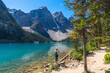 © unai - Tourist admiring moraine lake in banff national park, canadian rockies