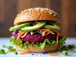 © Leonardo - Hamburguesa moderna a base de plantas con capas de remolacha, aguacate, brotes y ensalada de col colorida en un pan con semillas de cereales