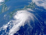 日本列島付近を渦巻きながら進む巨大台風を宇宙から捉えた気象観測イメージ