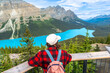 © unai - Tourist enjoying breathtaking view of peyto lake in banff national park
