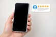 © Jumpei - スマートフォンで口コミ評価やレビューを確認する手元の信頼判断イメージ