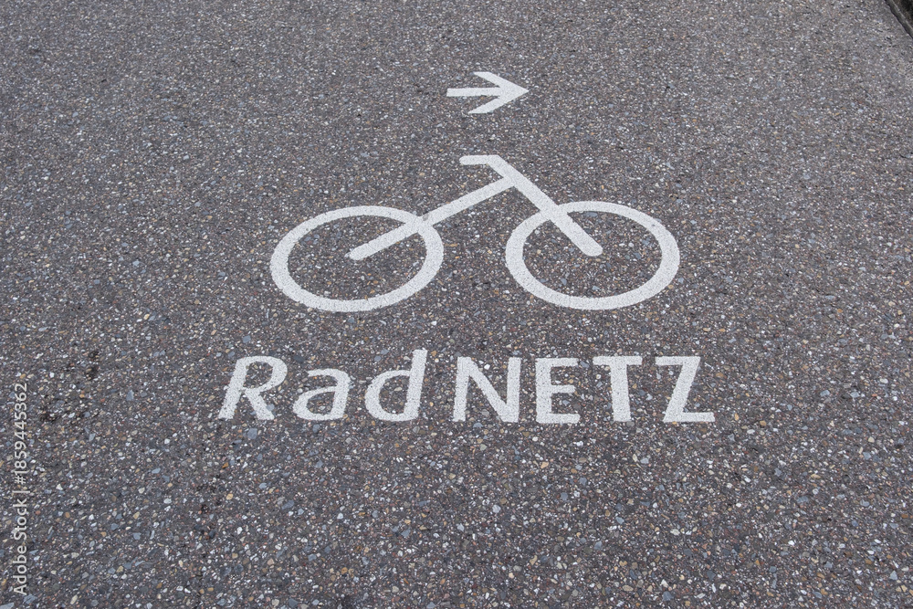 Fahrradmarkierung auf Strasse als Hinweis für Fahrradweg mit der Beschriftung RadNETZ