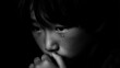 © bephoto - 涙を流し不安を抱える男の子、揺れる心の表情