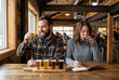 © Iombi - Cata de cervezas artesanales en cervecería con notas de degustación