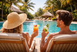 Para relaksująca się przy basenie w tropikalnym kurorcie – wakacje i luksusowy wypoczynek