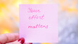 © Наталья Добровольска - Hand holding pink sticky note with motivational quote about effort