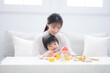 © kapinon - 積み木で一緒に遊ぶ笑顔の2歳とお母さん 知育など教育のイメージ　幼稚園の受験など