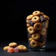 © tpadobestock - Un elegante vassoio da portata pieno di una varietà assortita di mini pasticcini, biscotti e deliziose confetterie, aperitivo, ricco, pasticcini