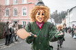 © gregory tkatc - riddemer - fastnacht umzug waldkirch - winkt - süßigkeiten - hände