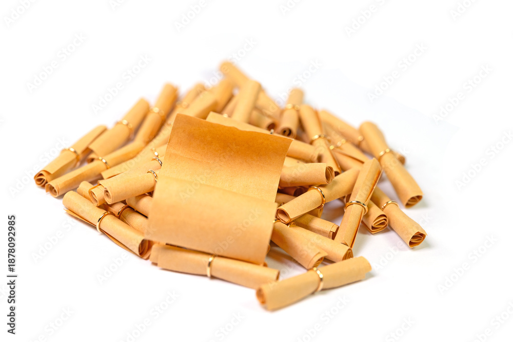 Viele Tombolalose vor weißem Hintergrund