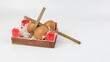 © barbacane - Sfondo pasquale con uova in un cestino di legno e una croce cristiana. Sopra è scritta la scritta 'Buona Pasqua'.