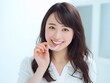 © Jumpei - マウスピース矯正を手に取って笑顔を見せる女性の歯科医療イメージ