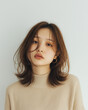 © SHIHO - スキンケア, ヘアスタイル, メイク, ファッション, 日本人, 女性, 20代, アジア人, 美人, ポートレート, 美容, スキンケア, 美肌, ナチュラル,    白, 清潔感, 透明感, ライフスタイル, 若い, 可愛い, 清楚, モデル, 屋内, 明るい, 柔らかい光, コピースペース, 広告, ウェブ素材, 化粧品, エステ, 健康, 爽やか, 上品, 微笑み, 視線, 高画質, Z世
