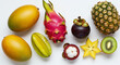 © Nguyen - Leuchtende tropische Früchte frisch saftig und appetitlich arrangiert perfekt ausgeleuchtet auf hellem Hintergrund von oben