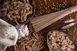© zole4 - vari tipi di paste integrali con chicchi di grano su un tavolo di legno