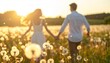© Argiduna - Pareja joven caminando de la mano entre flores silvestres al atardecer, rodeados de dientes de león en un campo iluminado por luz dorada, transmitiendo amor, libertad y felicidad.