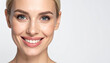 © theshooter - Cara de una mujer joven sonriente con piel sana y dientes blancos con fondo blanco, concepto de belleza natural, cuidado personal, salud, bienestar, cosmética, confianza y estilo de vida saludable