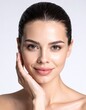© David Andres - Primer plano de rostro femenino con piel hidratada y fresca, sensación de frescura, fondo blanco limpio, iluminación profesional de estudio, estilo publicidad cosmética